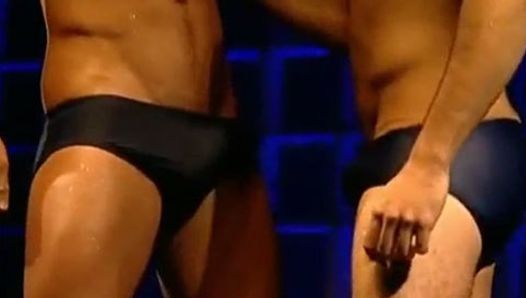 Speedo hommes dans les douches