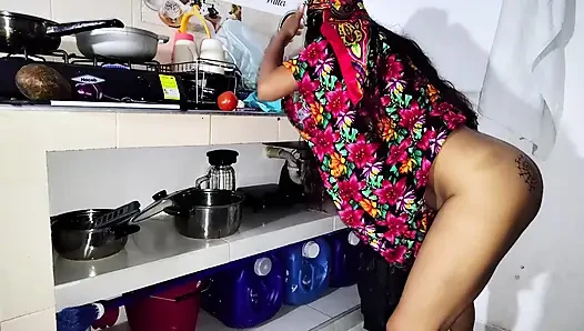 YEMEK YAPıYOR VE SIKIŞIYOR