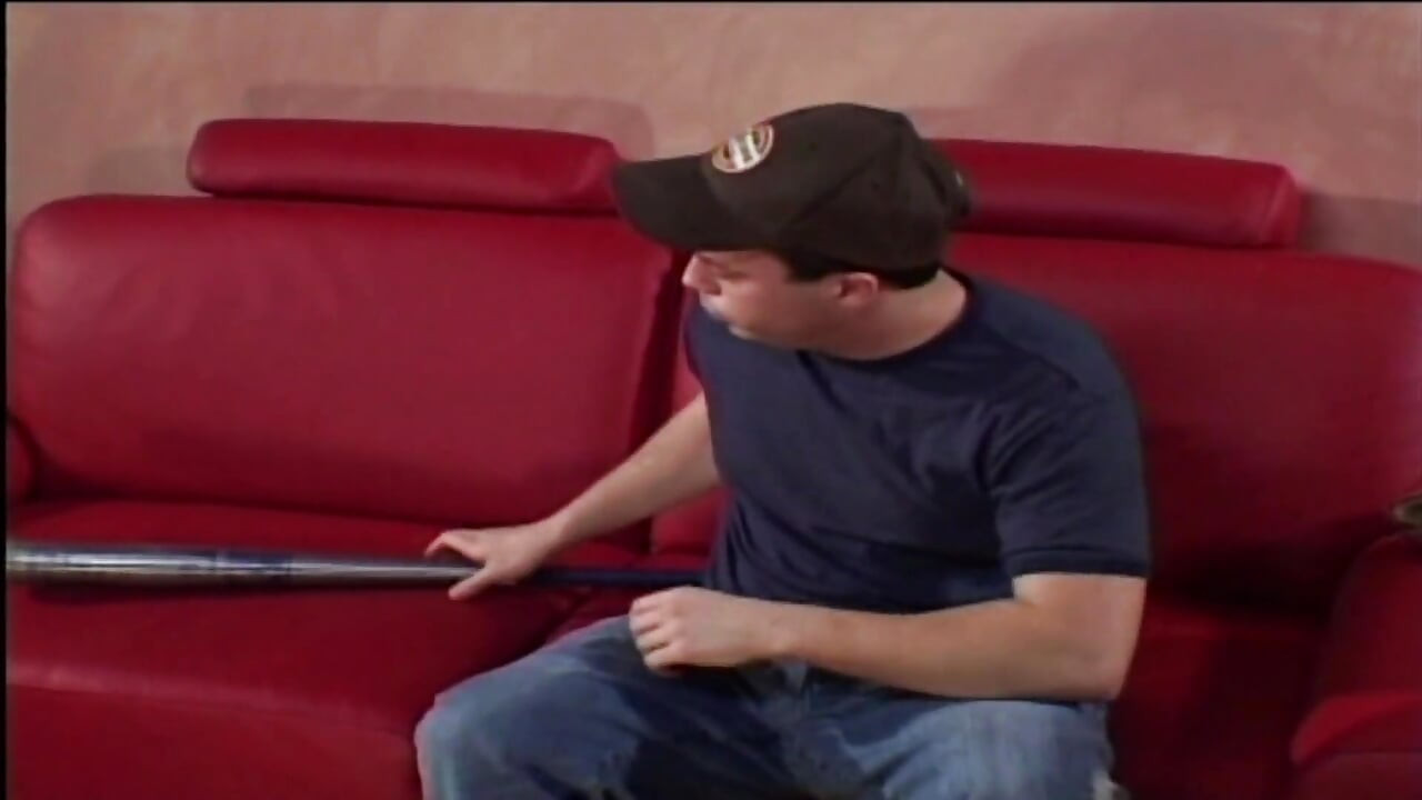 Bà mẹ tóc nâu hứng tình thích đụ con cu của trai trẻ trên ghế sofa