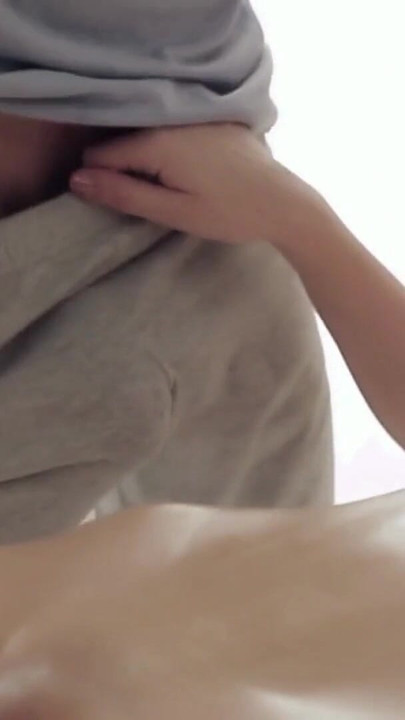 Εκπληκτικό κορίτσι θέλει να της κάνουν μασάζ και να γαμηθεί στον καναπέ | Κλιπ 2