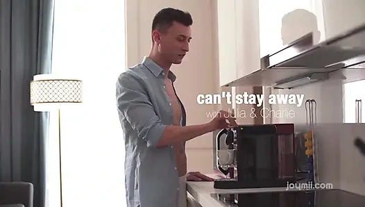 JoyMii - Julia Rain бросается домой в чулках для чувственного нуру и страстного секса