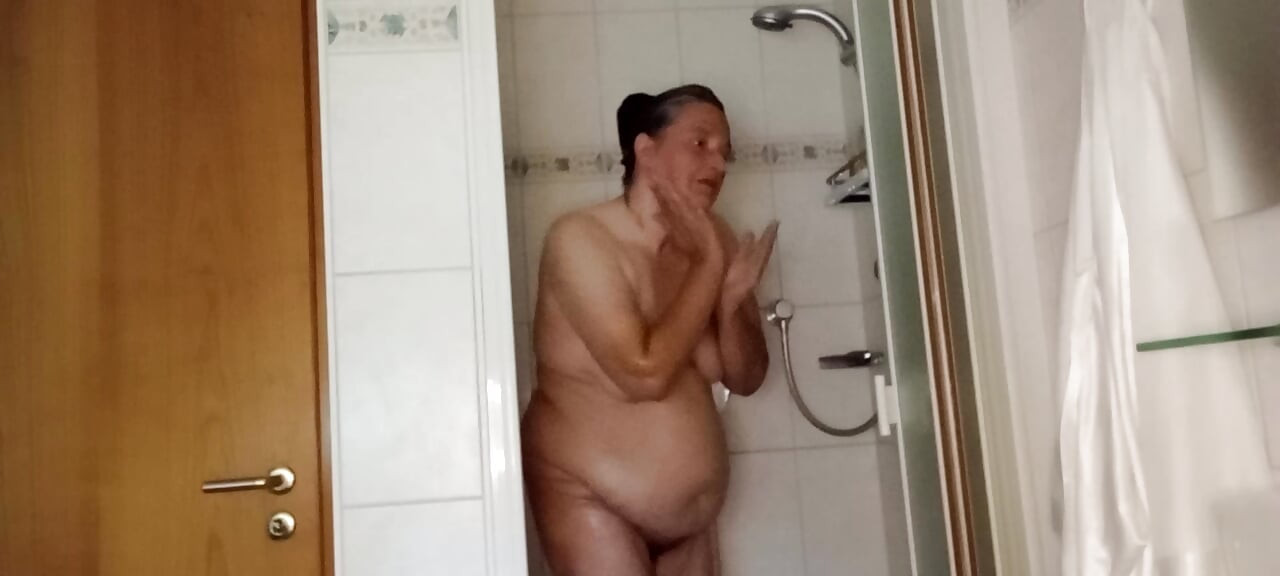 Fat German BBW Oils Her Massive Body – Super Shiny & Slippery After Shower