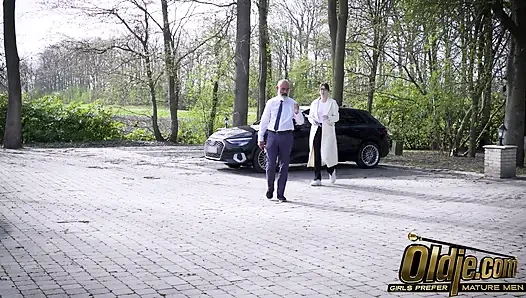Mia De Vil делает первый ход