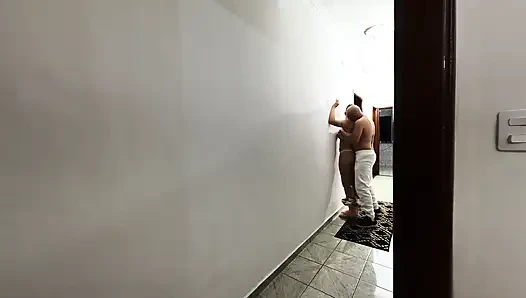 Ayah tiriku ngentot memekku habis-habisan dan masturbasi di lorong rumah.