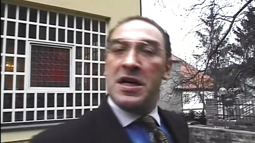 Dvě dívky zkouší chuť zralého velkého ptáka v zadku