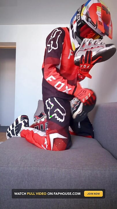 Jeg tager mxgear på og knepper mine osiris sneakers