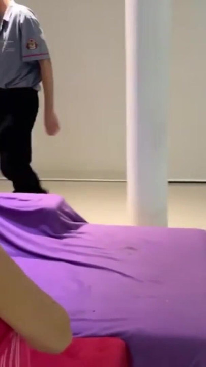 Freches zimmermädchen erwischt chef beim ficken mit feuerwehrmann | Clip 2