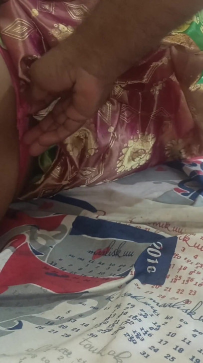 الأزواج يستمتعون بالنيك الساخن في السرير | مقطع 1