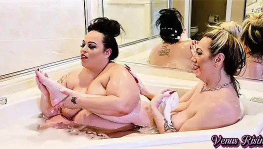 Cewek super semok lagi asik mandi