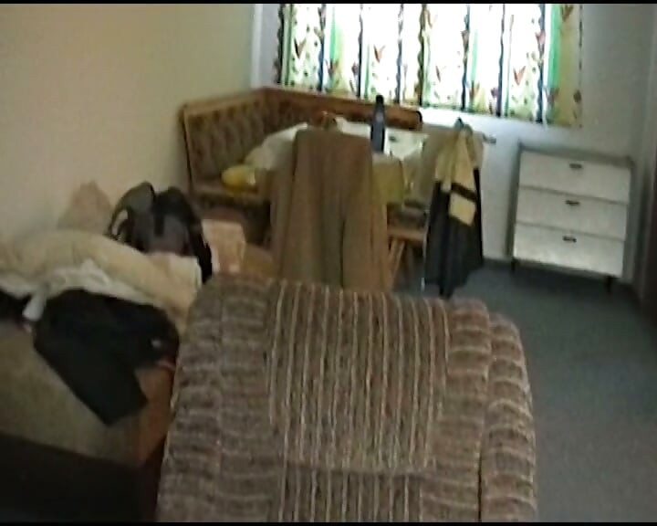 Curve germane murdare care împart spermă și pula într-un threesome amator