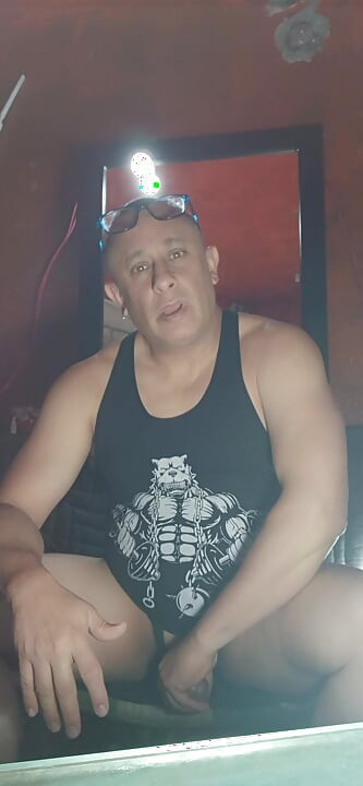 गरम 🤤 दूध बाहेर येईपर्यंत माझ्या लोभी गांडीत बट प्लग आणि फुगवण्यायोग्य गोळे घालून माझे शॉर्ट्स उघडणे