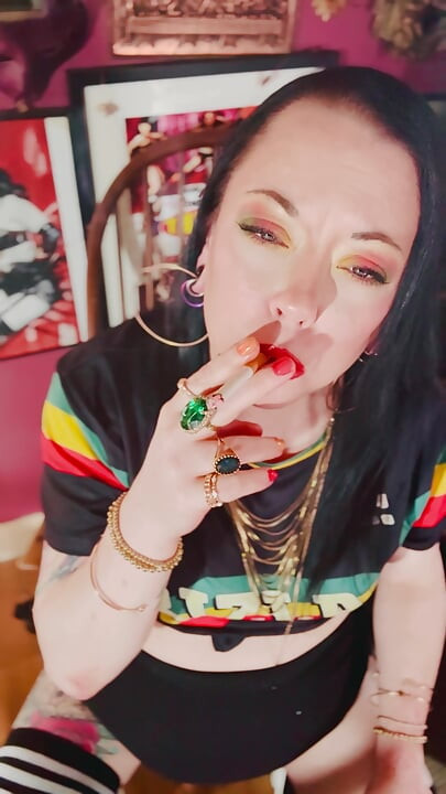 İngiliz tart Tina Snua Chain kibrit ışığı yanmış 2 Çin sigarası içiyor - sürüklenen sigara içen omi ome snap inhales