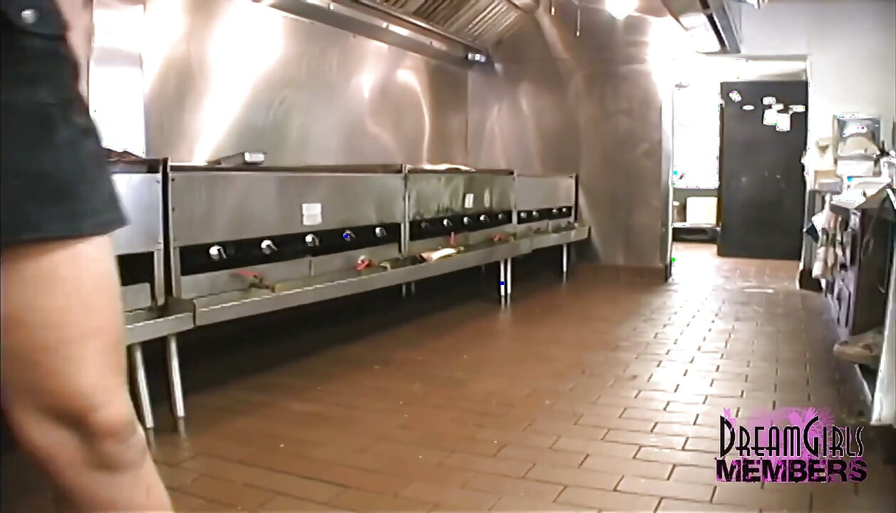 Khỏa thân trong nhà bếp nhà hàng
