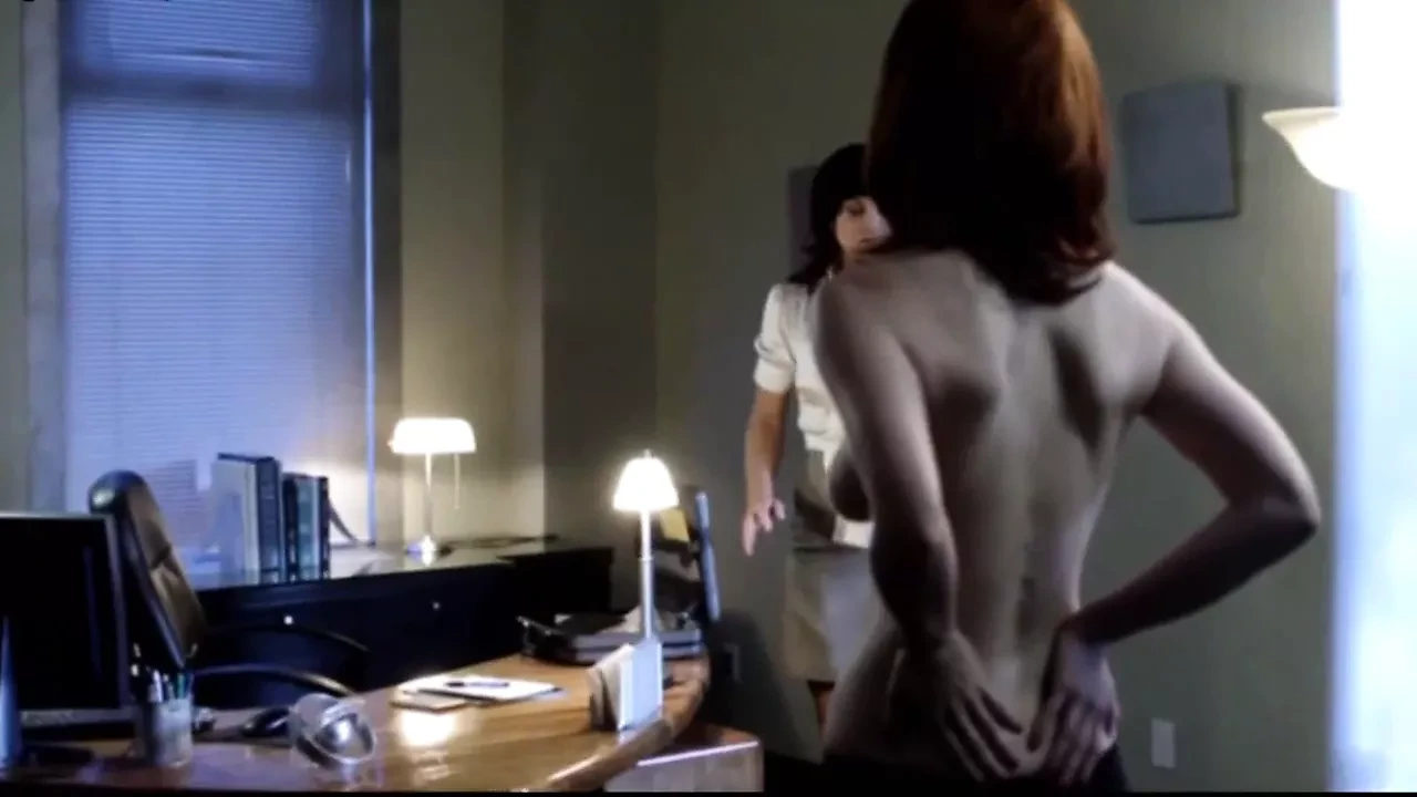 Diana Gettinger和Moniqua Plante - 裸体乳房场景