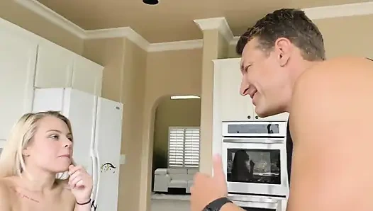 Wilde Blondine Leckt Füße Und Wird in Der Küche Hart Geritten - Dreckige Zusammenstellung!