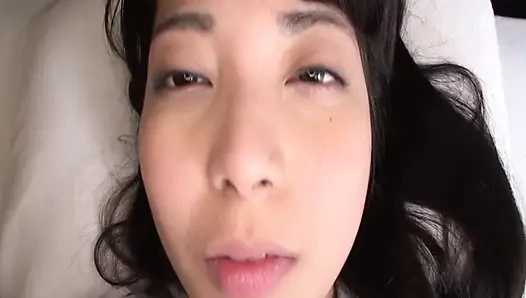 Schwarzhaarige schönheit mikako schmilzt zu einer tiefen und intensiven sinnliche begegnung
