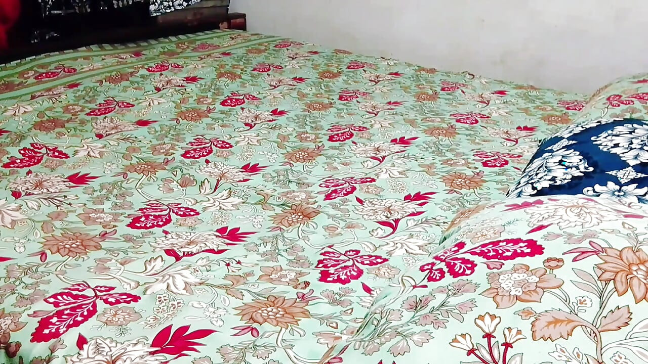 Barsaat ke mausam mein chute lagwane ka Apne maja hai barsat ke mausam mein gand Marne ka apna Maja
