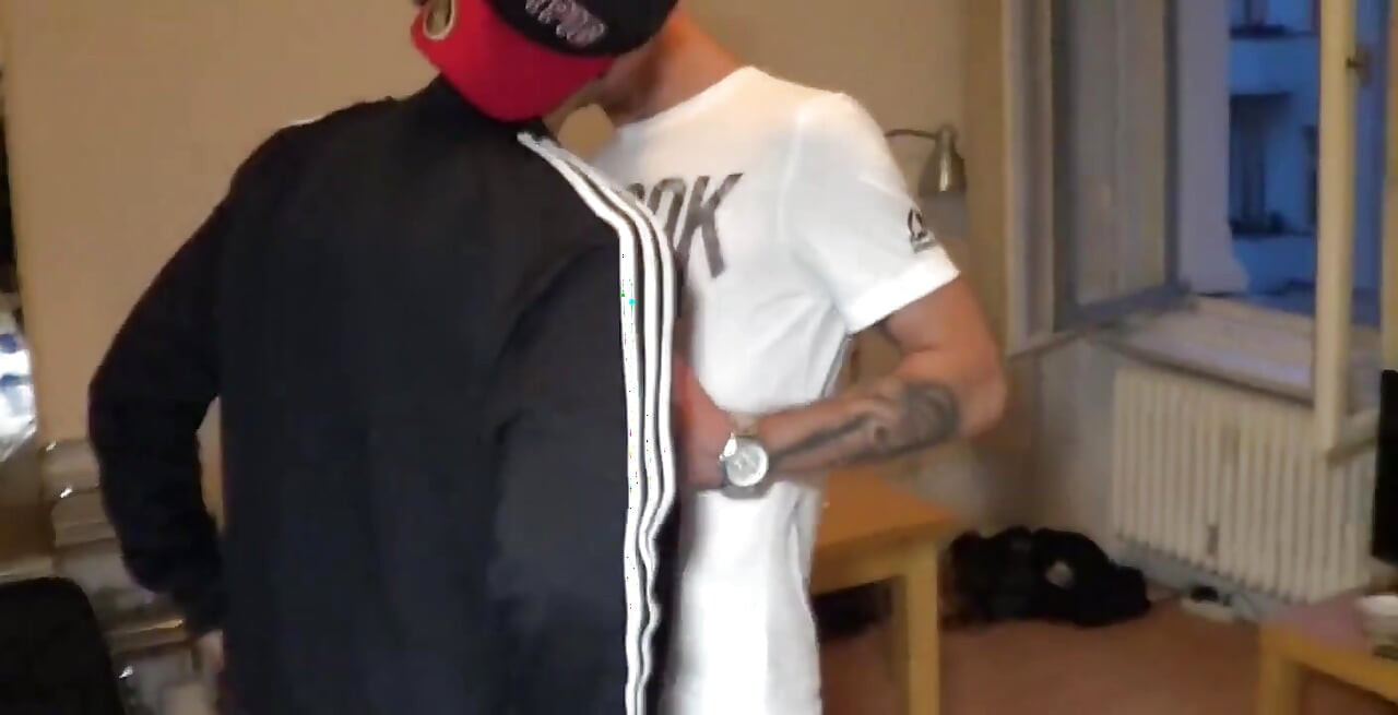 2324 DANTE seksi baba götü büyük yarakla 2 üst tarafından korunmasız sikiliyor ve deliğinin 2 katını doğuruyor