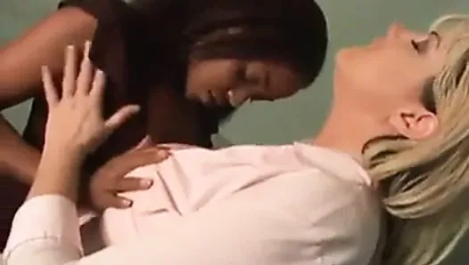 Seksowna czarna kobieta robi się gorąca i uwodzi białą kobietę