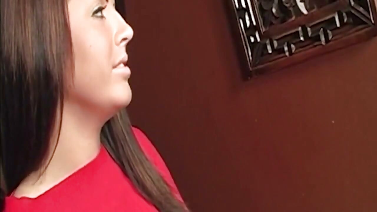 Morena milf extiende coño y chupa polla en el gloryhole