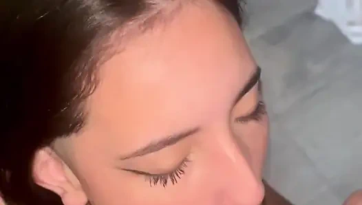 Маленькая шлюшка сосет огромный член