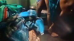 Ấn Độ Aunty fucked trong các phòng tắm doggystyle