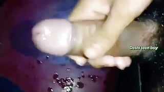 Une grosse bite indienne noire non circoncise se masturbe la nuit. Un garçon à longue bite se fait baiser, branlette, desi, gay