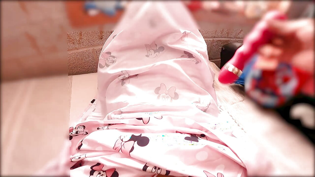 놀라운 선물이 있다고 했지! 내 보지에서 입까지 가져갈 수 있는 장난감을 남겨놨어