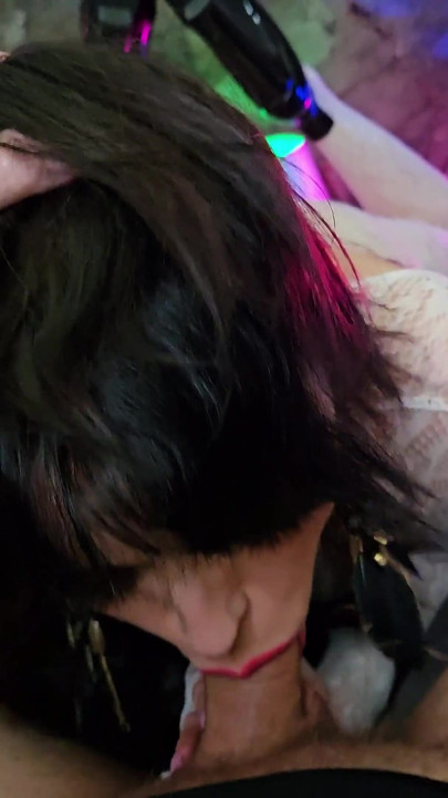 وجهة نظر جمال فينوسي في بدلة بيضاء تسحب إلى هزة الجماع الكونية قذف كامل على الوجه