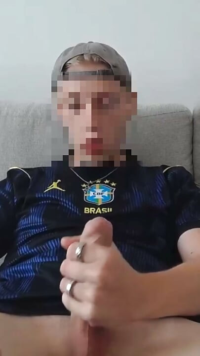 Irmão safado é flagrado batendo punheta depois do treino de futebol