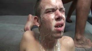 Großes anales Sperma spritzt auf sein Gesicht