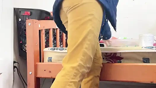Hana kencing karena dia tidak bisa menanganinya