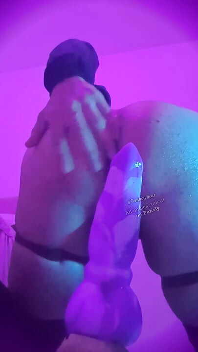 フェムボーイのお尻を毛むくじゃらのディルドで伸ばされる視点