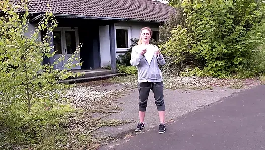 Seksi büyük götlü esmer açık havada sert sikişiyor