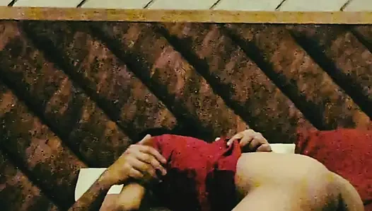 Aldatan evli kadın otel odasında erkek arkadaşıyla eğleniyor