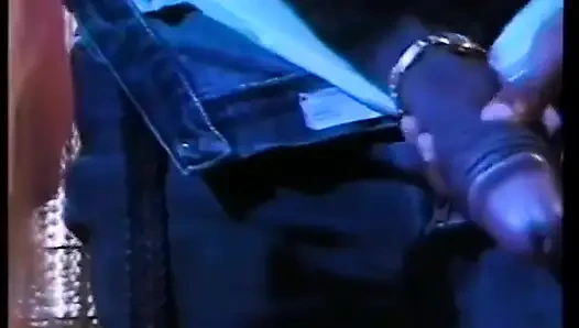 Персиковая девушка обожает засовывать большие члены в ее рот