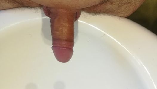 Ich masturbiere mein arschloch mit meinen fingern. Ich bin zu hause auf dem Boden im Badezimmer.