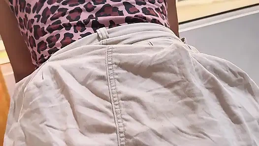 Sie liebt es, mich auf meinen Schwanz zu springen, während alle anderen am Fenster vorbeigehen