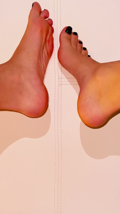 This slut jerks me off with her beautiful feet and cum her toes | Clip 1