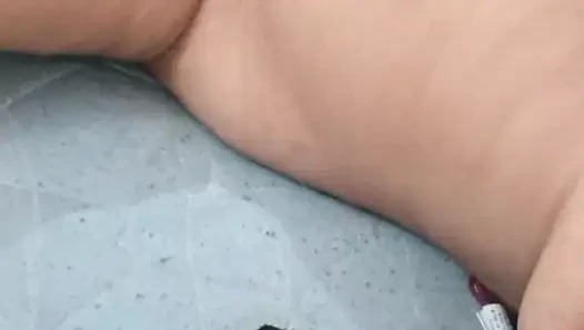 Hintli genç kız büyük tahta dildoyla sert sikişiyor ve yüksek sesle inliyor