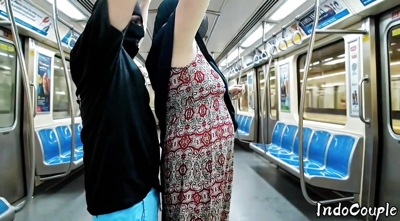 Hijab asia semok disetubuhi di dalam kereta Hijab Busty asian fucked inside a train