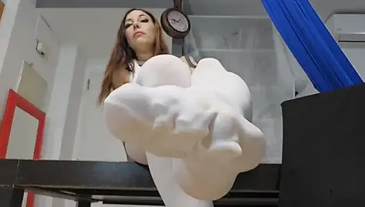 Riesin, du kannst meinem Fuß duften und mich schlucken!