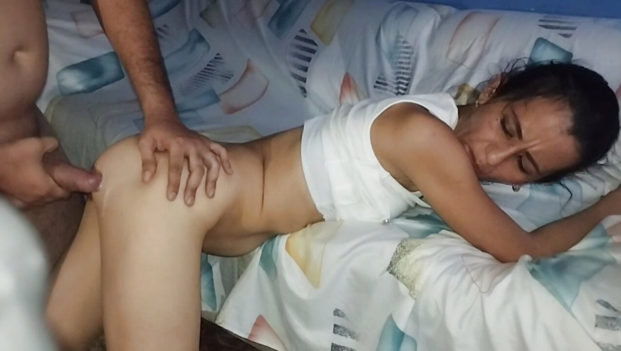 My friend lent me his girlfriend and I put all my cock in him without lining