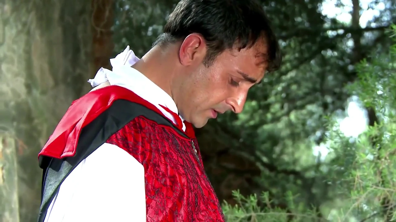 Dövmeli Sarışın Ve Zenci Sürtük Yarak Emiyor Ve açık Havada Yüze Boşalma
