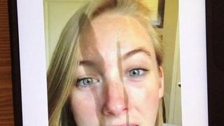 Une femme blonde sexy reçoit un facial énorme.