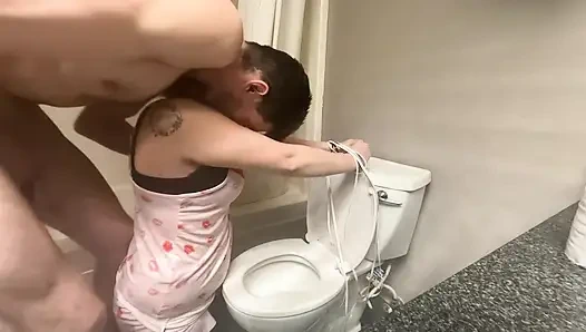 An Die Toilette Gefesselt