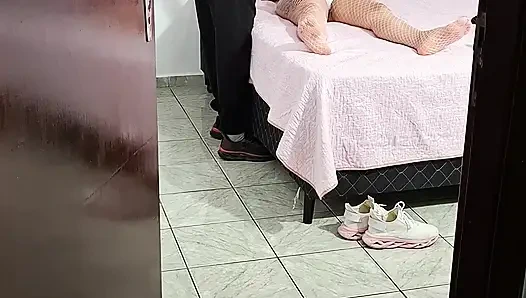 Падчерица приходит домой с Карнавала рано утром и делает минет.