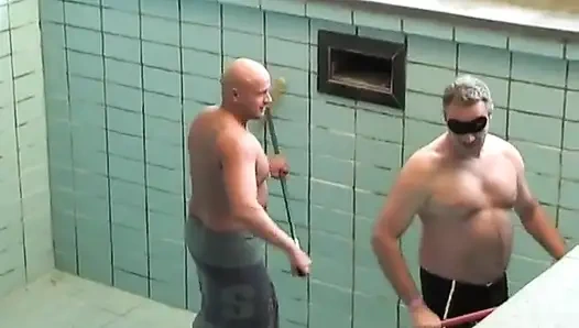 Schnuckelig Süsse Brasilianerin Überrascht Zwei Hocherfreute Poolreiniger