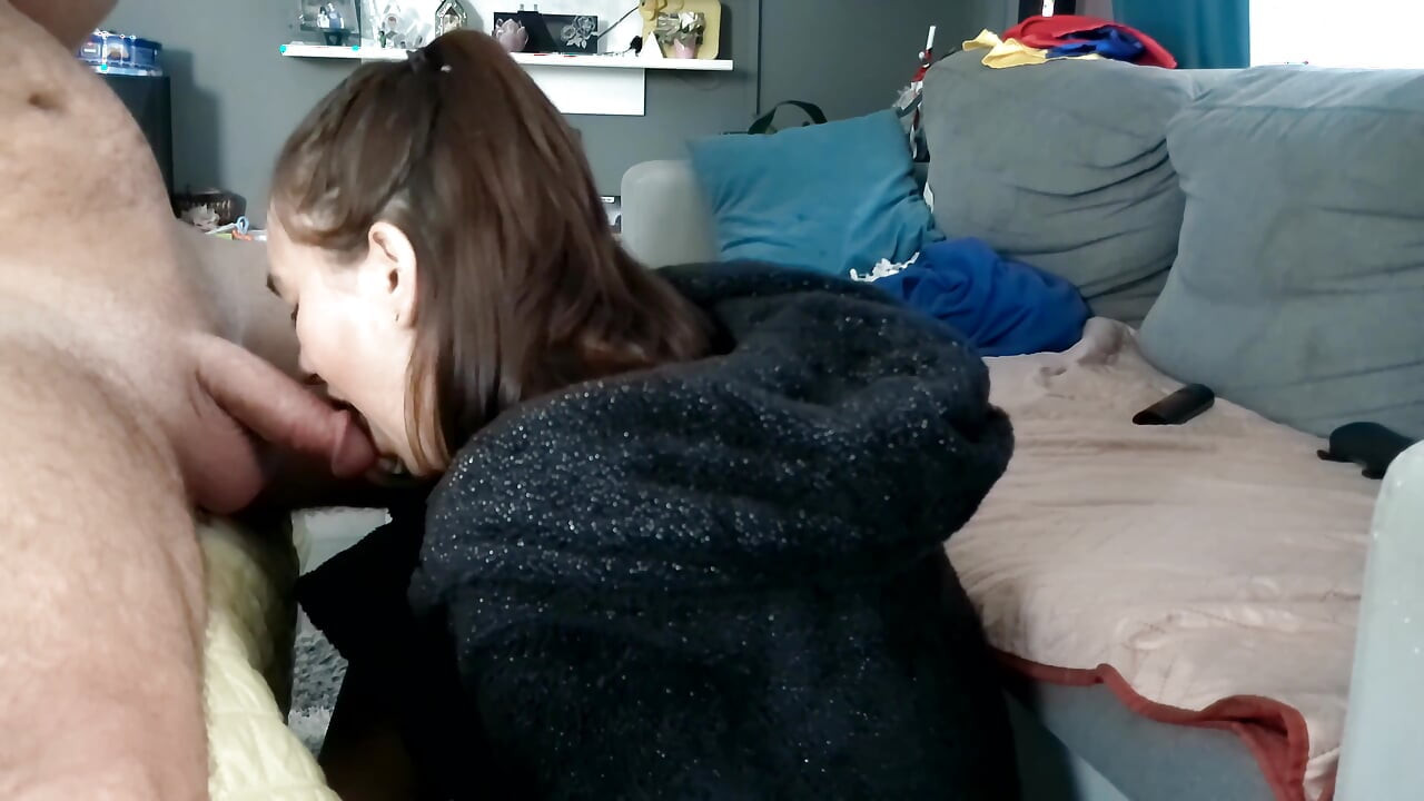 Morgen blowjob og røyk mens du suger pikk