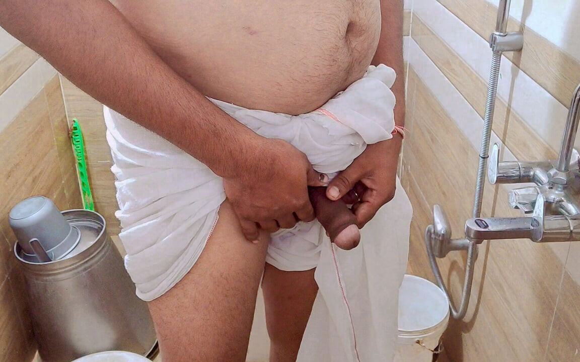 Desi muškarac krči